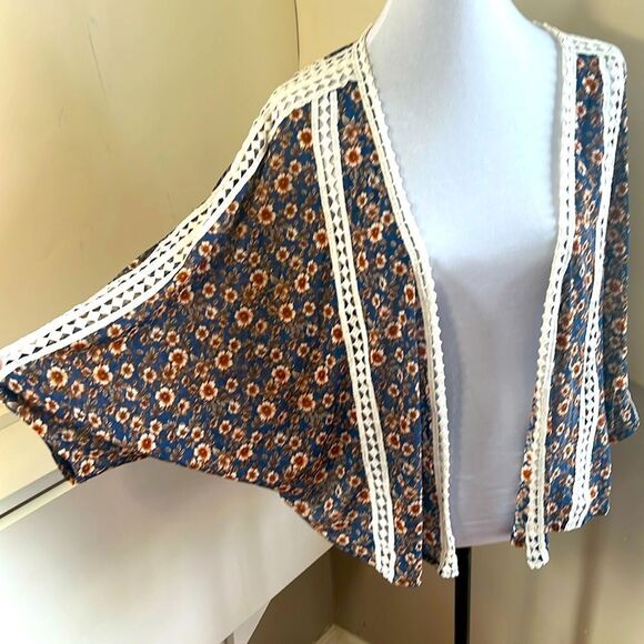 Ember White Lace and Floral Cropped Shrug Hippy Boho Spring 2024 Size L - Picture 1 of 5